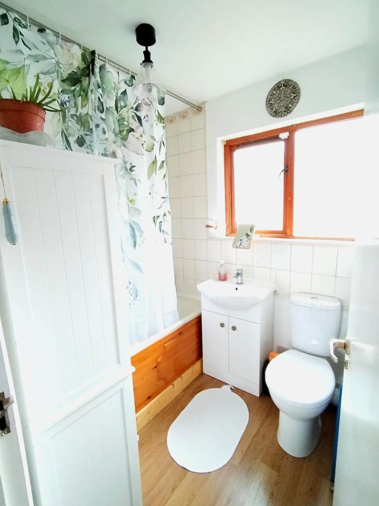Home Away Home Near Heathrow Airport Cowley  Экстерьер фото