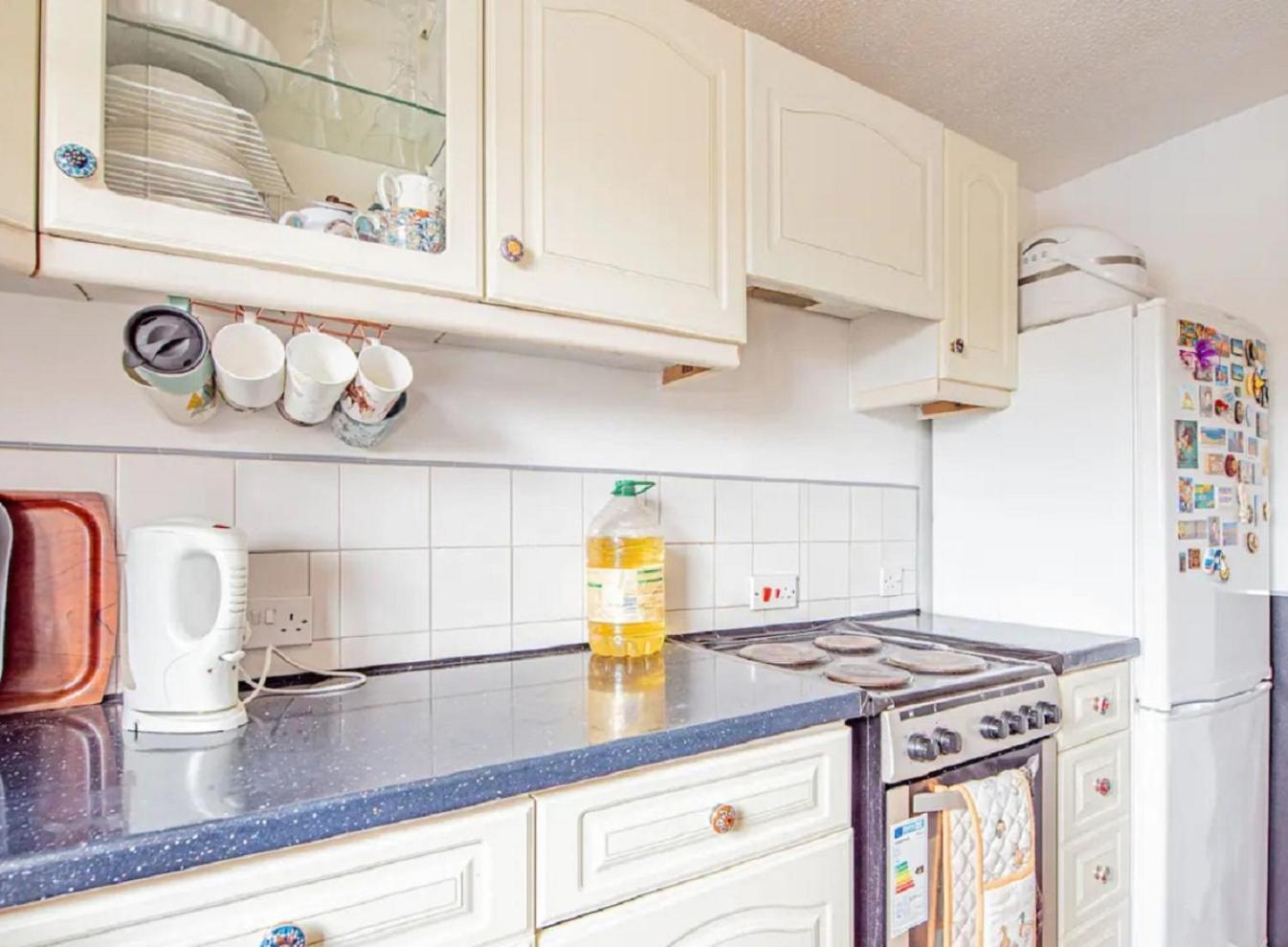 Home Away Home Near Heathrow Airport Cowley  Экстерьер фото