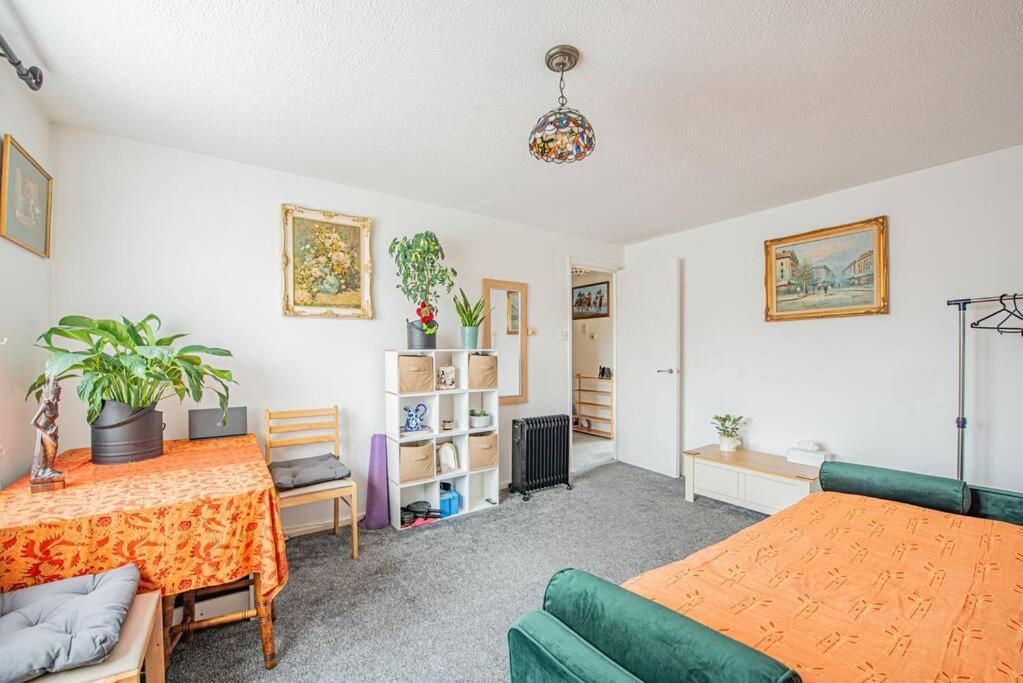 Home Away Home Near Heathrow Airport Cowley  Экстерьер фото